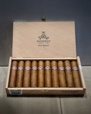 Doutník Montecristo Petit Edmundo je skvělý exemplář, který ukazuje, jak může Montecristo dodat chuť kubánským doutníkům...