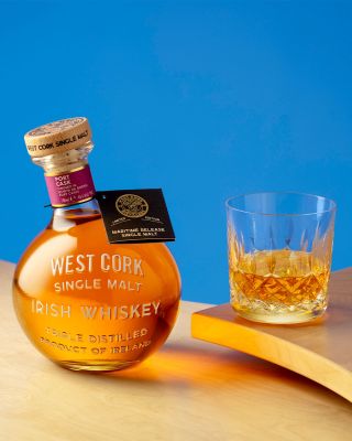 🥃 West Cork Maritime Sherry Cask Single Malt Whiskey (46 %) je irská whiskey stařená v sudech po sherry (španělské...